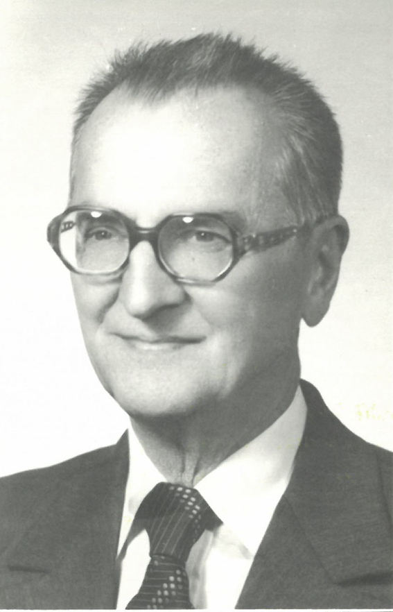 Uśmiechnięty mężczyzna w okularach